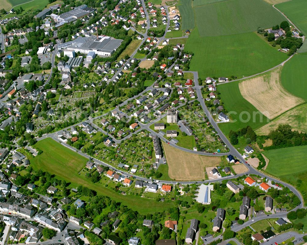Münchberg from the bird's eye view: Residential areas on the edge of agricultural land in Münchberg in the state Bavaria, Germany
