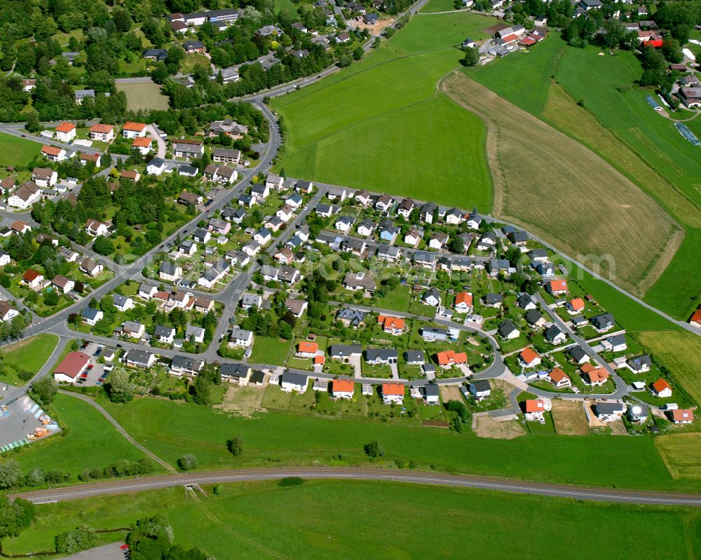Aerial photograph Münchberg - Residential areas on the edge of agricultural land in Münchberg in the state Bavaria, Germany