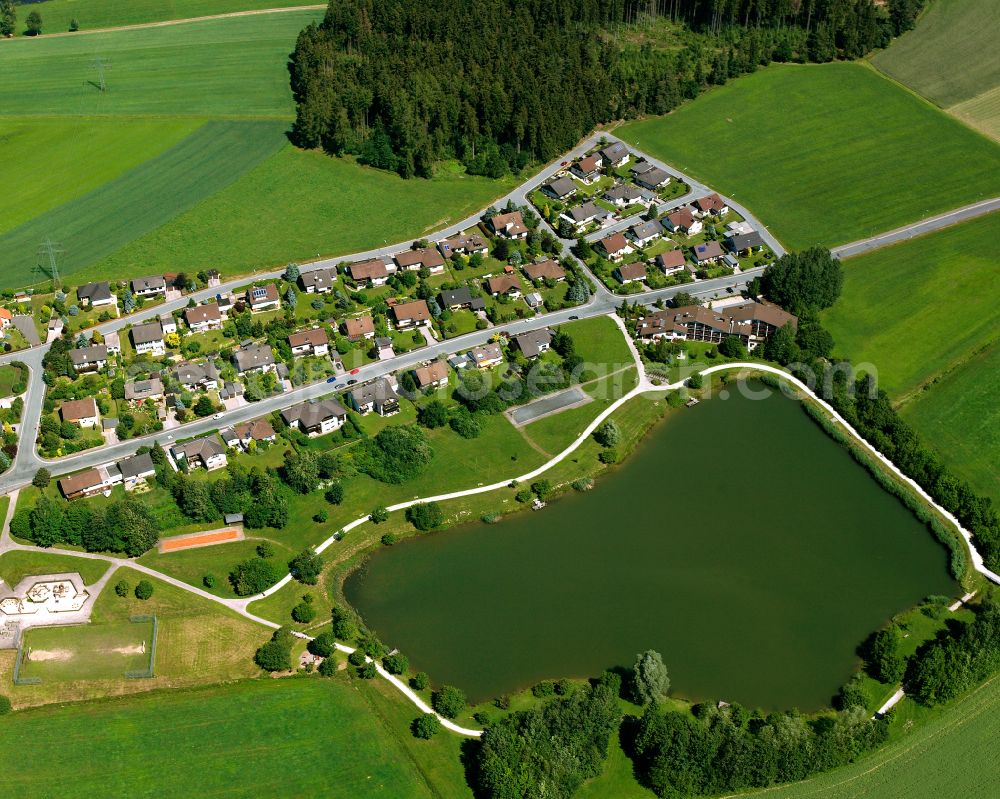 Straas from the bird's eye view: Residential areas on the edge of agricultural land in Straas in the state Bavaria, Germany