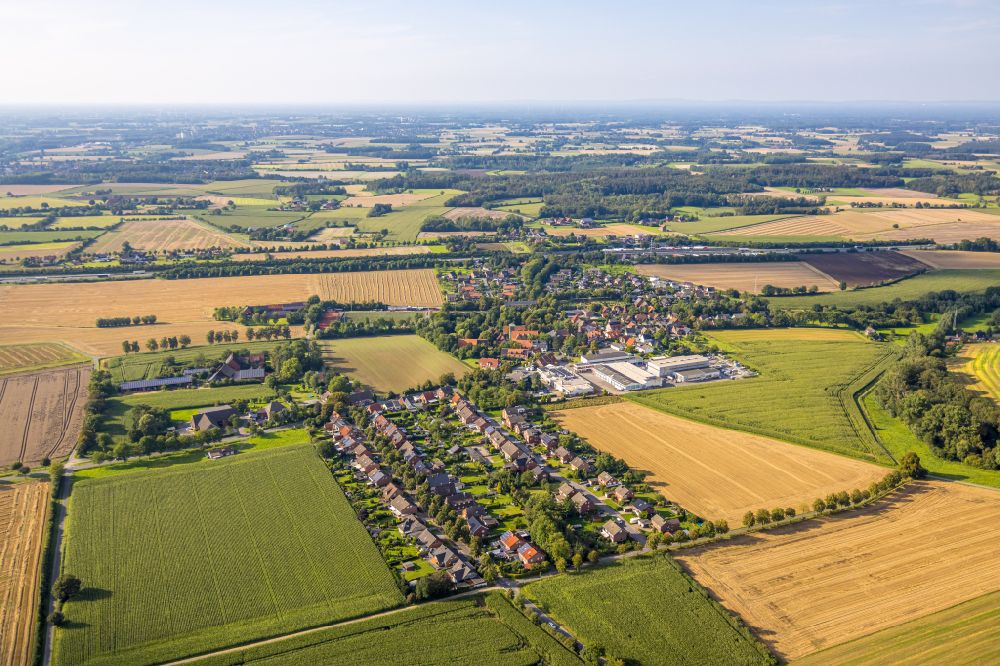 Vellern from the bird's eye view: Residential areas on the edge of agricultural land in Vellern in the state North Rhine-Westphalia, Germany