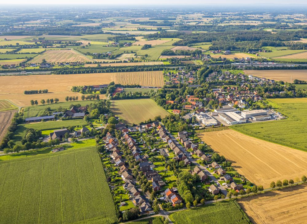Aerial photograph Vellern - Residential areas on the edge of agricultural land in Vellern in the state North Rhine-Westphalia, Germany