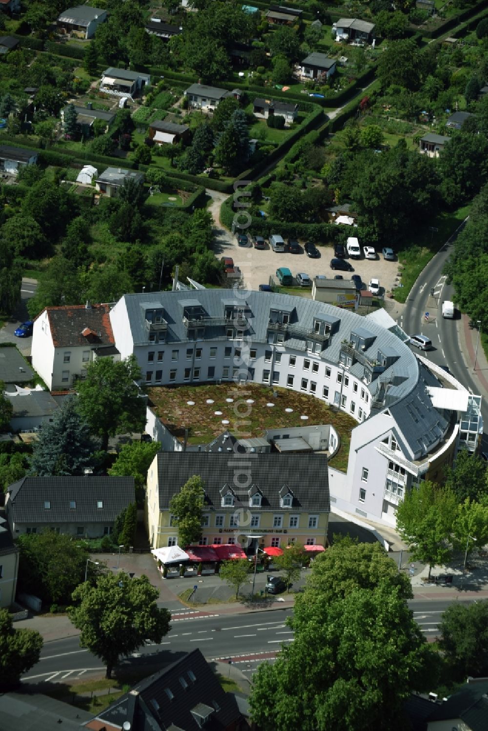 Magdeburg from above - Residential a semi-circular multi-family house settlement sheet at the Halberstaedter Chaussee in the Ottersleben district, in Magdeburg in Saxony-Anhalt