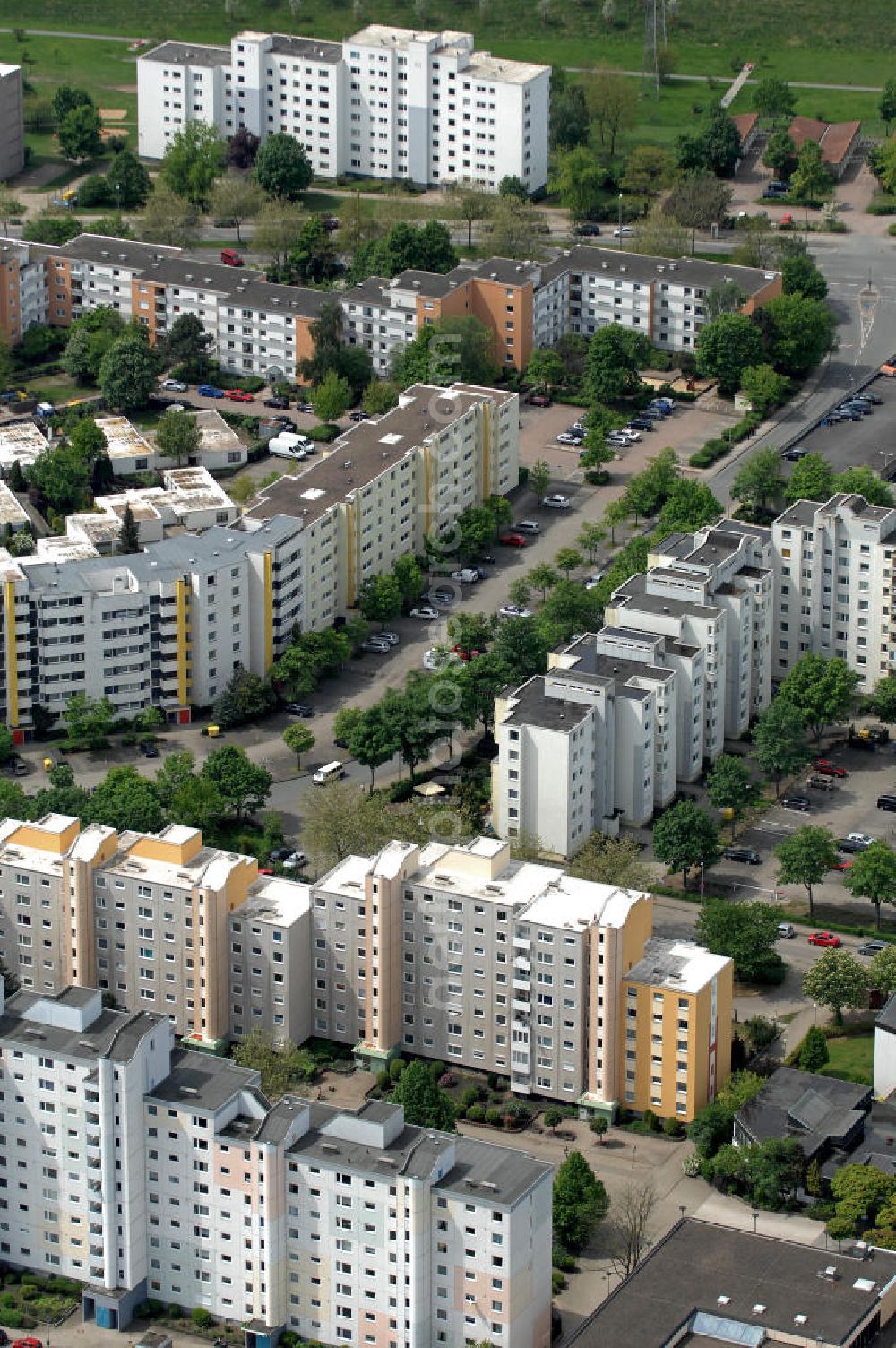 Aerial photograph Wolfsburg - Blick auf das Wohngebiet an der Jenaer Straße im Stadtteil Westhagen. View of the residential area at the Jenaer Straße in the district Westhagen.