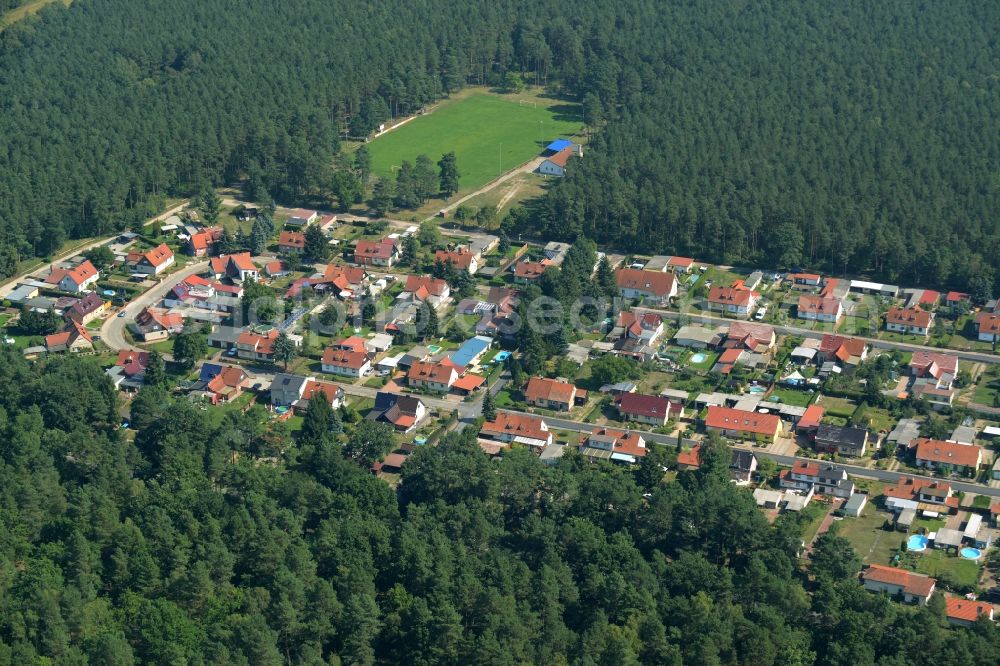 Aerial photograph Kummersdorf-Gut - Residential area Am Koenigsgraben in a forest in the East of Kummersdorf-Gut in the state of Brandenburg. The residential area with single family and semi-detached houses and gardens is located in a forest along county road L70