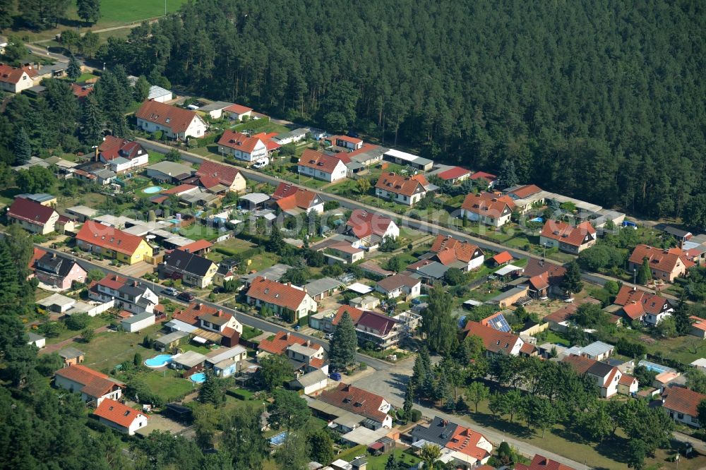 Kummersdorf-Gut from the bird's eye view: Residential area Am Koenigsgraben in a forest in the East of Kummersdorf-Gut in the state of Brandenburg. The residential area with single family and semi-detached houses and gardens is located in a forest along county road L70