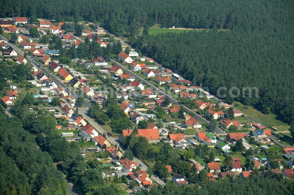 Aerial image Kummersdorf-Gut - Residential area Am Koenigsgraben in a forest in the East of Kummersdorf-Gut in the state of Brandenburg. The residential area with single family and semi-detached houses and gardens is located in a forest along county road L70