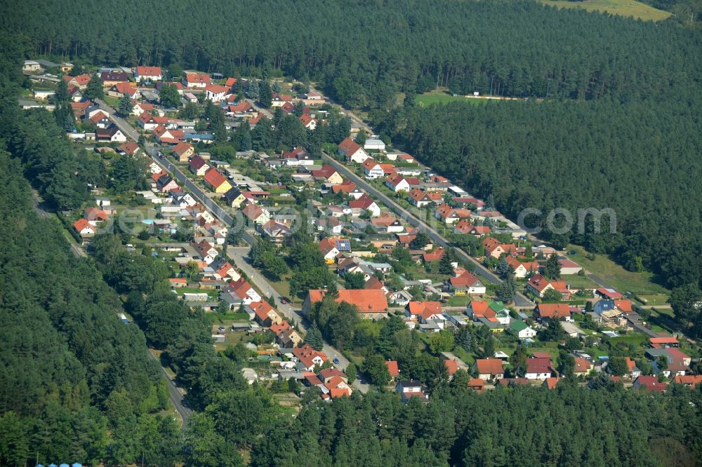 Aerial photograph Kummersdorf-Gut - Residential area Am Koenigsgraben in a forest in the East of Kummersdorf-Gut in the state of Brandenburg. The residential area with single family and semi-detached houses and gardens is located in a forest along county road L70