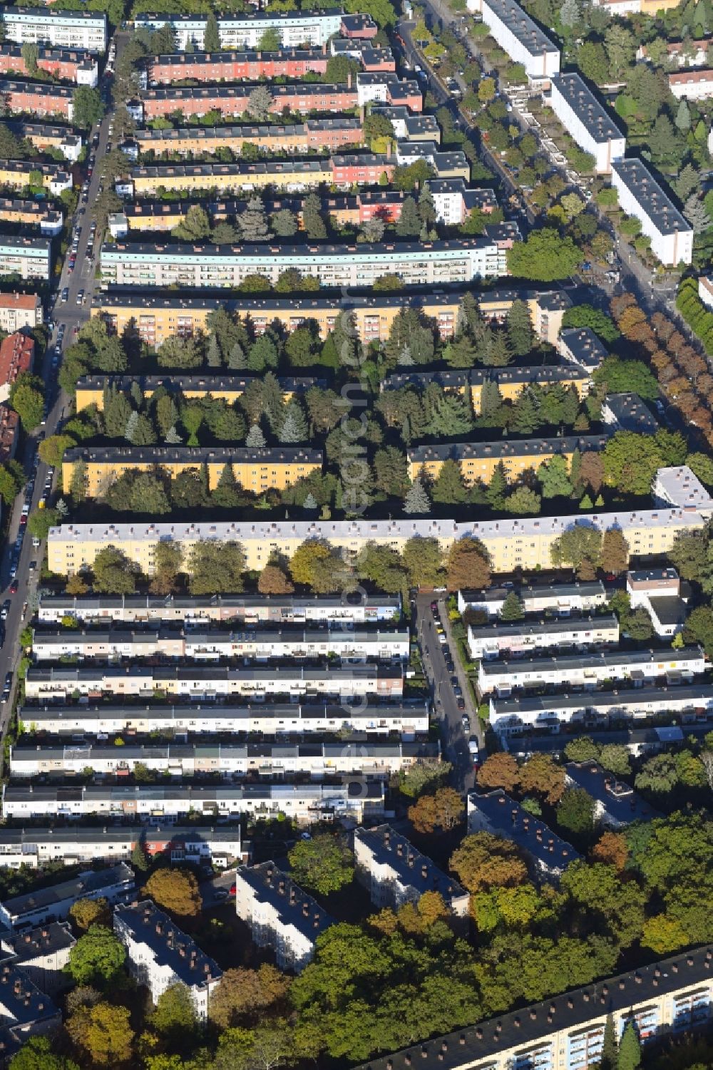 Berlin from the bird's eye view: Residential area around the intersection of Parchimer Allee and Fritz-Reuter-Allee in the Britz part of the district of Neukoelln in Berlin in Germany