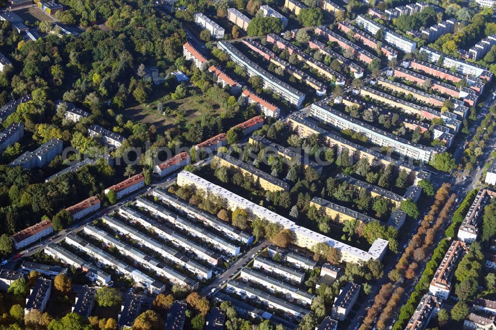 Aerial image Berlin - Residential area around the intersection of Parchimer Allee and Fritz-Reuter-Allee in the Britz part of the district of Neukoelln in Berlin in Germany