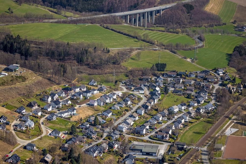 Wehrstapel from the bird's eye view: Residential area - mixed development of a multi-family housing estate and single-family housing estate Vor dem Holzborn in Wehrstapel at Sauerland in the state North Rhine-Westphalia, Germany