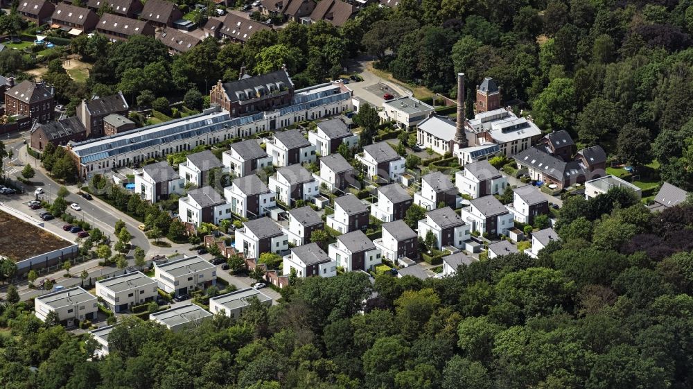 Willich from the bird's eye view: Residential area of the multi-family house settlement on Albert-Oetker-Strasse in Willich in the state North Rhine-Westphalia, Germany