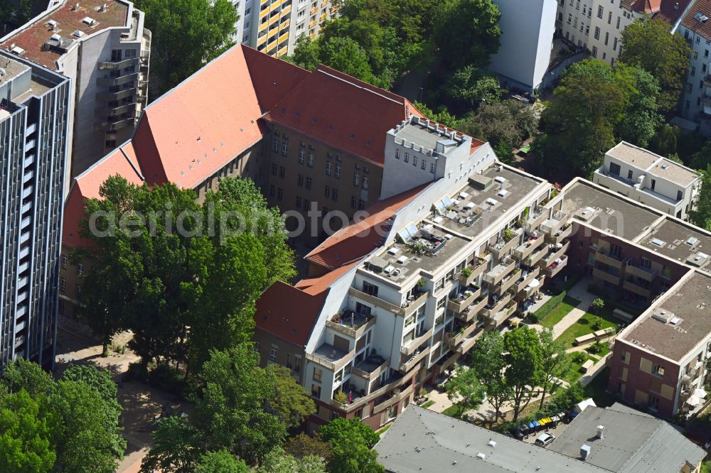 Berlin from the bird's eye view: Residential area of the multi-family house settlement on Andreasstrasse in the district Friedrichshain in Berlin, Germany