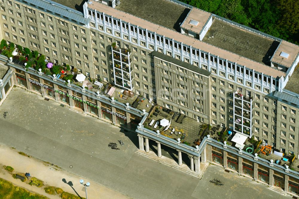 Berlin from the bird's eye view: Residential area of the multi-family house settlement with balcony and terrace facade on street Karl-Marx-Allee in the district Friedrichshain in Berlin, Germany