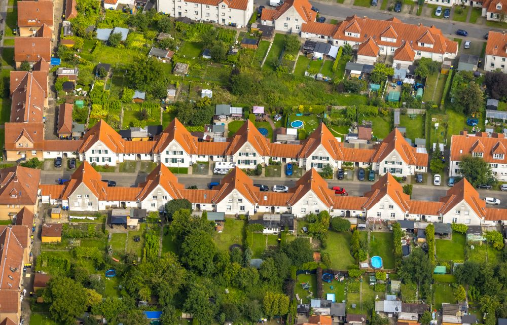 Aerial photograph Ahlen - Residential area of a multi-family house settlement Bergmannstrasse - Steigerstrasse in Ahlen in the state North Rhine-Westphalia