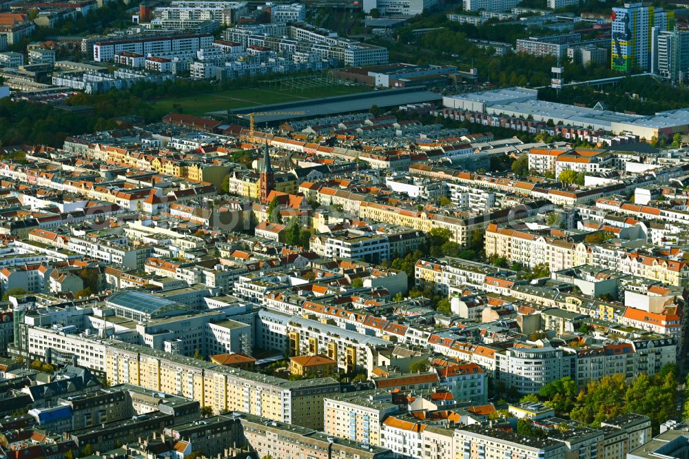 Berlin from the bird's eye view: Roof and wall structures in residential area of a multi-family house settlement Samariterviertel on street Schreinerstrasse in the district Friedrichshain in Berlin, Germany