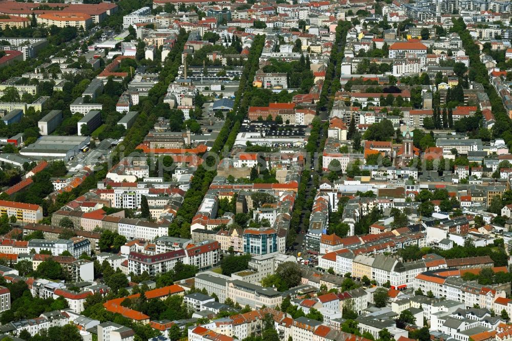 Berlin from the bird's eye view: Residential area of the multi-family house settlement Berliner Allee - Antonplatz - Longhonsstrasse in the district Weissensee in Berlin, Germany
