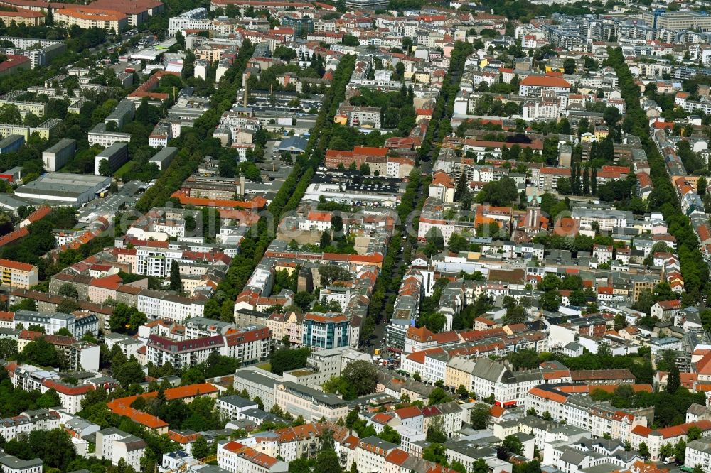 Aerial image Berlin - Residential area of the multi-family house settlement Berliner Allee - Antonplatz - Longhonsstrasse in the district Weissensee in Berlin, Germany