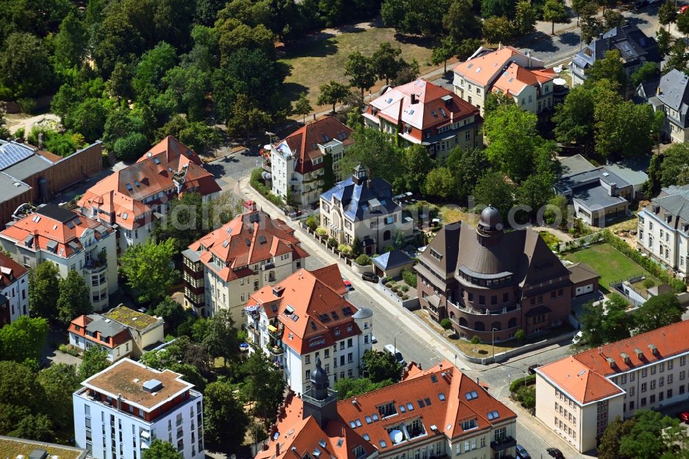 Leipzig from the bird's eye view: Residential area of the multi-family house settlement overlooking a villa on Lumumbastrasse in Leipzig in the state Saxony, Germany