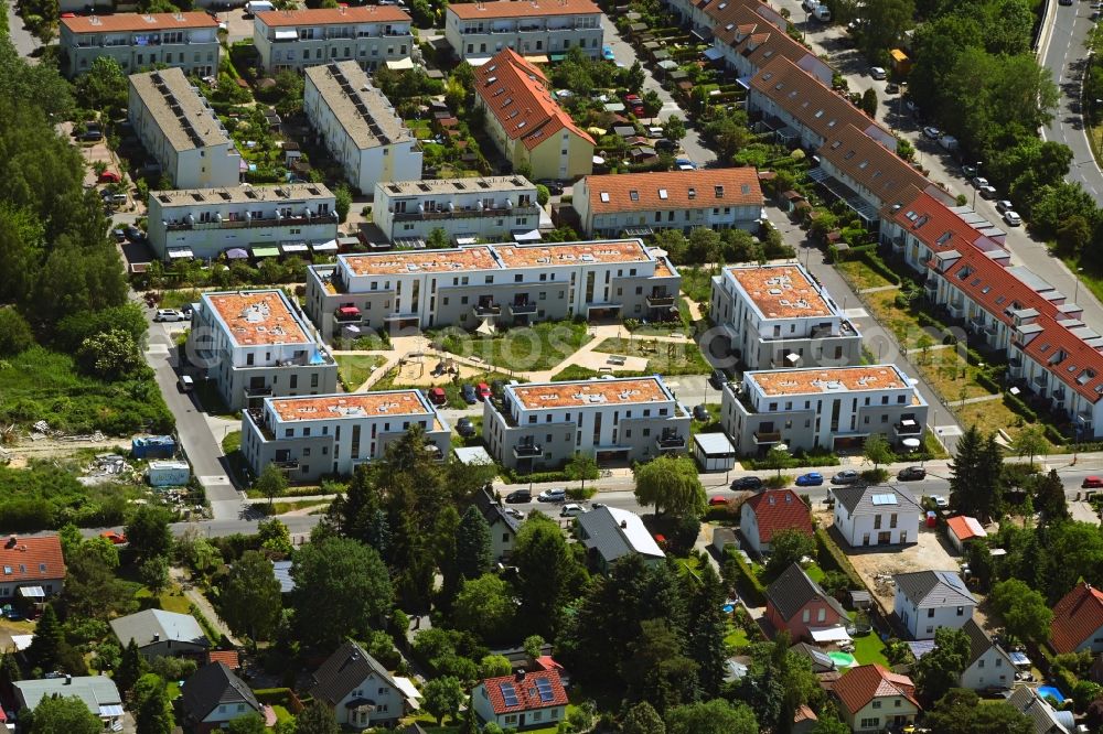 Aerial photograph Berlin - Residential area of the multi-family house settlement on Bohnsdorfer Weg - Knospengrund - Sprossengrund in the district Altglienicke in Berlin, Germany