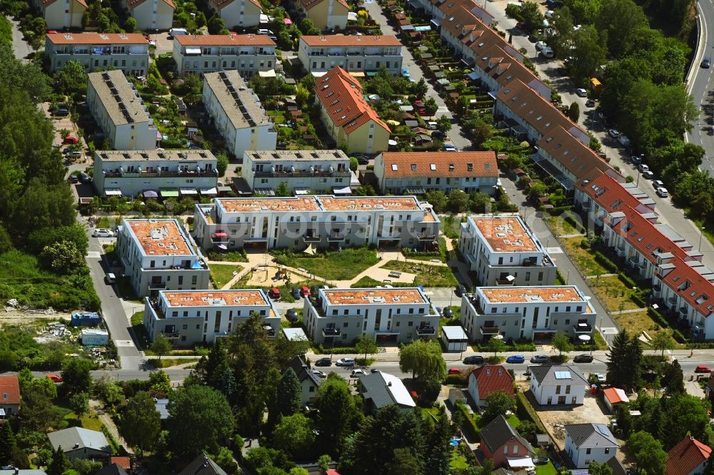 Aerial photograph Berlin - Residential area of the multi-family house settlement on Bohnsdorfer Weg - Knospengrund - Sprossengrund in the district Altglienicke in Berlin, Germany