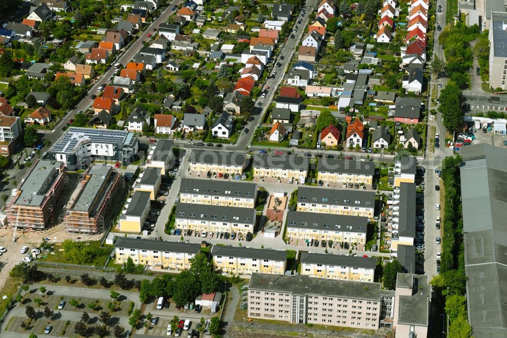 Aerial image Berlin - Residential area of the multi-family house settlement Bonava Arendscarree on Schleizer Strasse in the district Hohenschoenhausen in Berlin, Germany