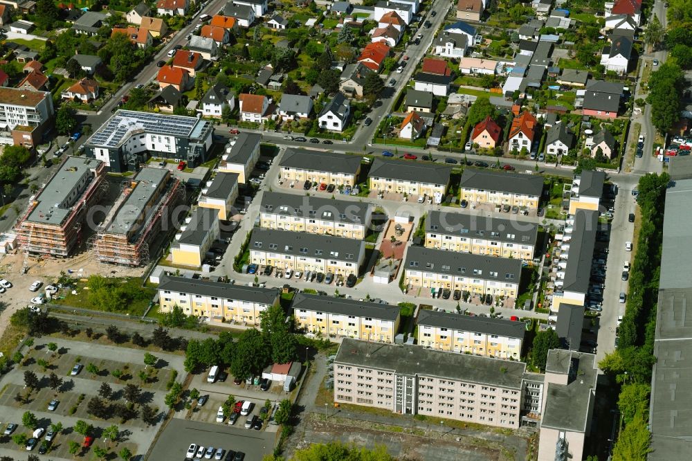 Aerial photograph Berlin - Residential area of the multi-family house settlement Bonava Arendscarree on Schleizer Strasse in the district Hohenschoenhausen in Berlin, Germany