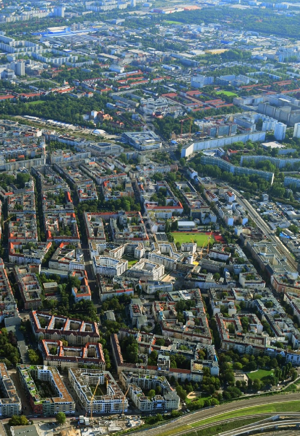 Berlin from above - Residential area of the multi-family house settlement Box Seven on Freudenberg- Areal in Wohngebiet on Boxhagener Strasse Holteistrasse and Weserstrasse in the district Friedrichshain in Berlin, Germany