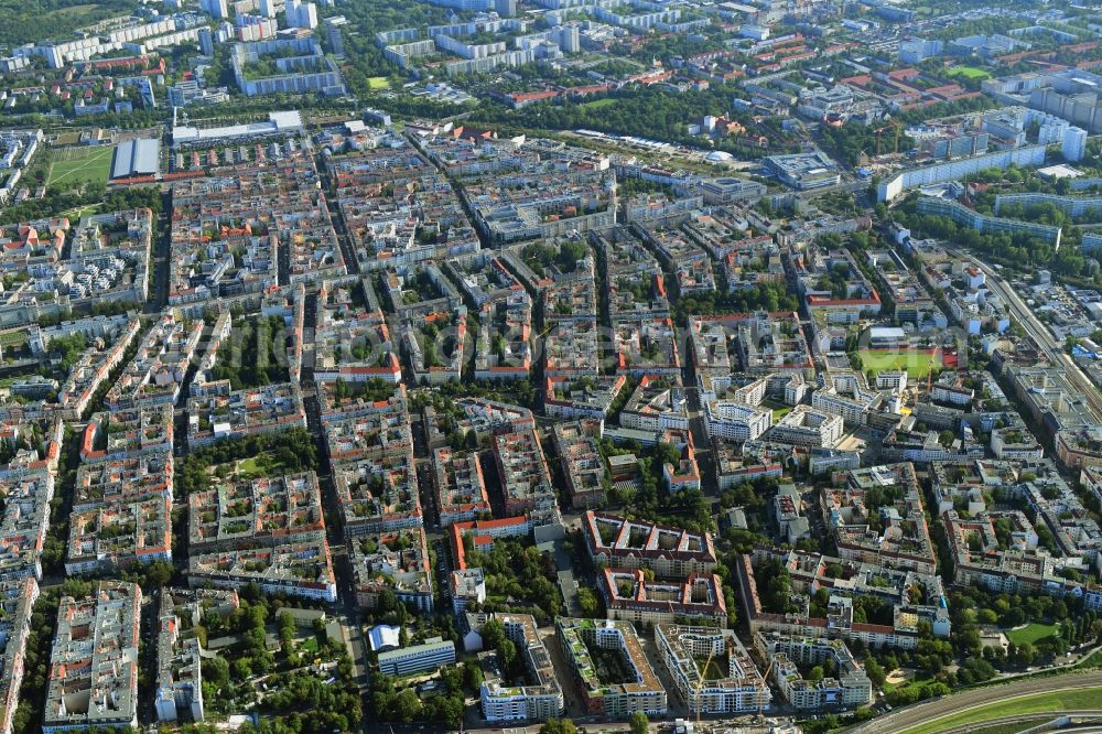 Berlin from the bird's eye view: Residential area of the multi-family house settlement Box Seven on Freudenberg- Areal in Wohngebiet on Boxhagener Strasse Holteistrasse and Weserstrasse in the district Friedrichshain in Berlin, Germany
