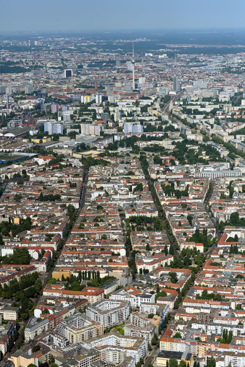Aerial photograph Berlin - Residential area of the multi-family house settlement Box Seven on Freudenberg- Areal in Wohngebiet on Boxhagener Strasse Holteistrasse and Weserstrasse in the district Friedrichshain in Berlin, Germany