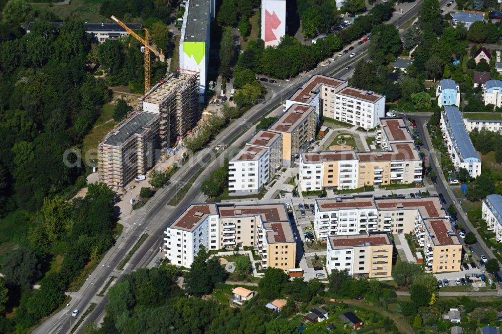 Aerial image Berlin - Residential area of a multi-family house settlement on Joachim-Ringelnatz-Strasse - Hans-Fallada-Strasse - Cecilienstrasse in the district Biesdorf in Berlin