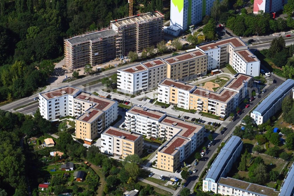 Berlin from the bird's eye view: Residential area of a multi-family house settlement on Joachim-Ringelnatz-Strasse - Hans-Fallada-Strasse - Cecilienstrasse in the district Biesdorf in Berlin