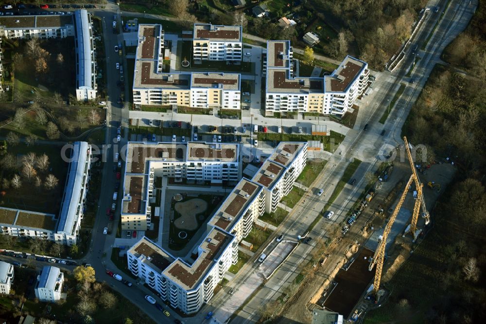 Aerial image Berlin - Residential area of a multi-family house settlement on Joachim-Ringelnatz-Strasse - Hans-Fallada-Strasse - Cecilienstrasse in the district Biesdorf in Berlin