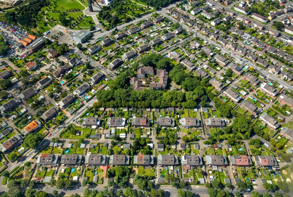 Aerial photograph Recklinghausen - Residential area of a multi-family house settlement Dreieckssiedlung in Recklinghausen in the state North Rhine-Westphalia