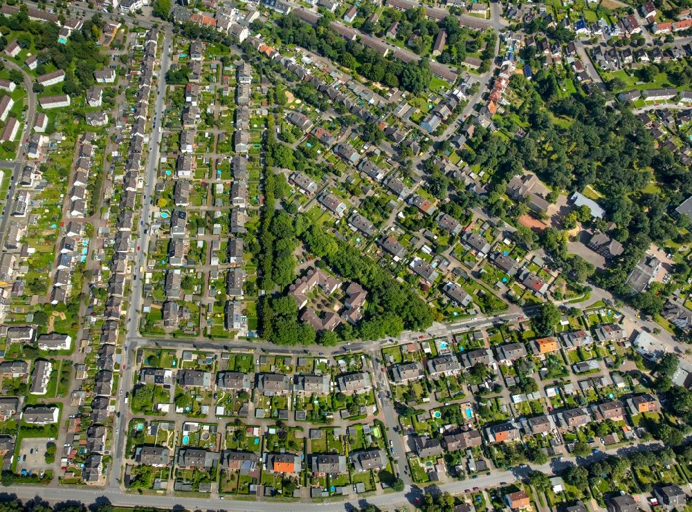 Recklinghausen from the bird's eye view: Residential area of a multi-family house settlement Dreieckssiedlung in Recklinghausen in the state North Rhine-Westphalia