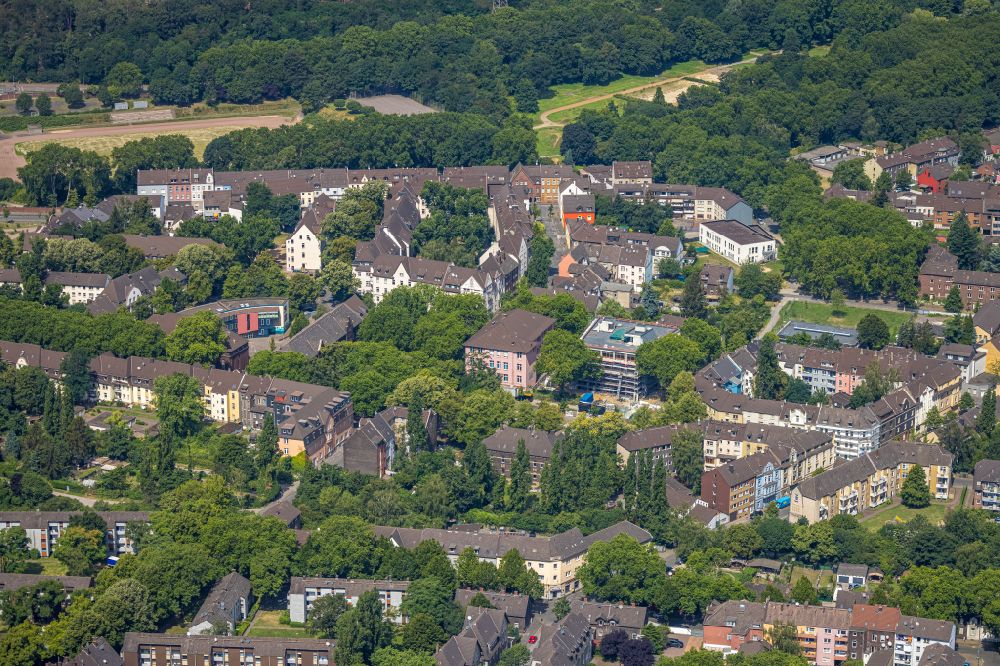 Duisburg from the bird's eye view: Residential area of the multi-family house settlement in the district Marxloh in Duisburg at Ruhrgebiet in the state North Rhine-Westphalia, Germany