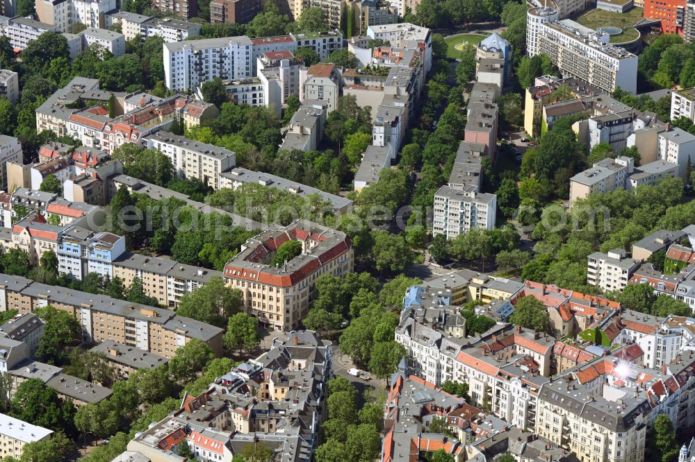 Aerial photograph Berlin - Residential area of the multi-family house settlement along the Motzstrasse muendend auf den Prager Platz in the district Schoeneberg in Berlin, Germany