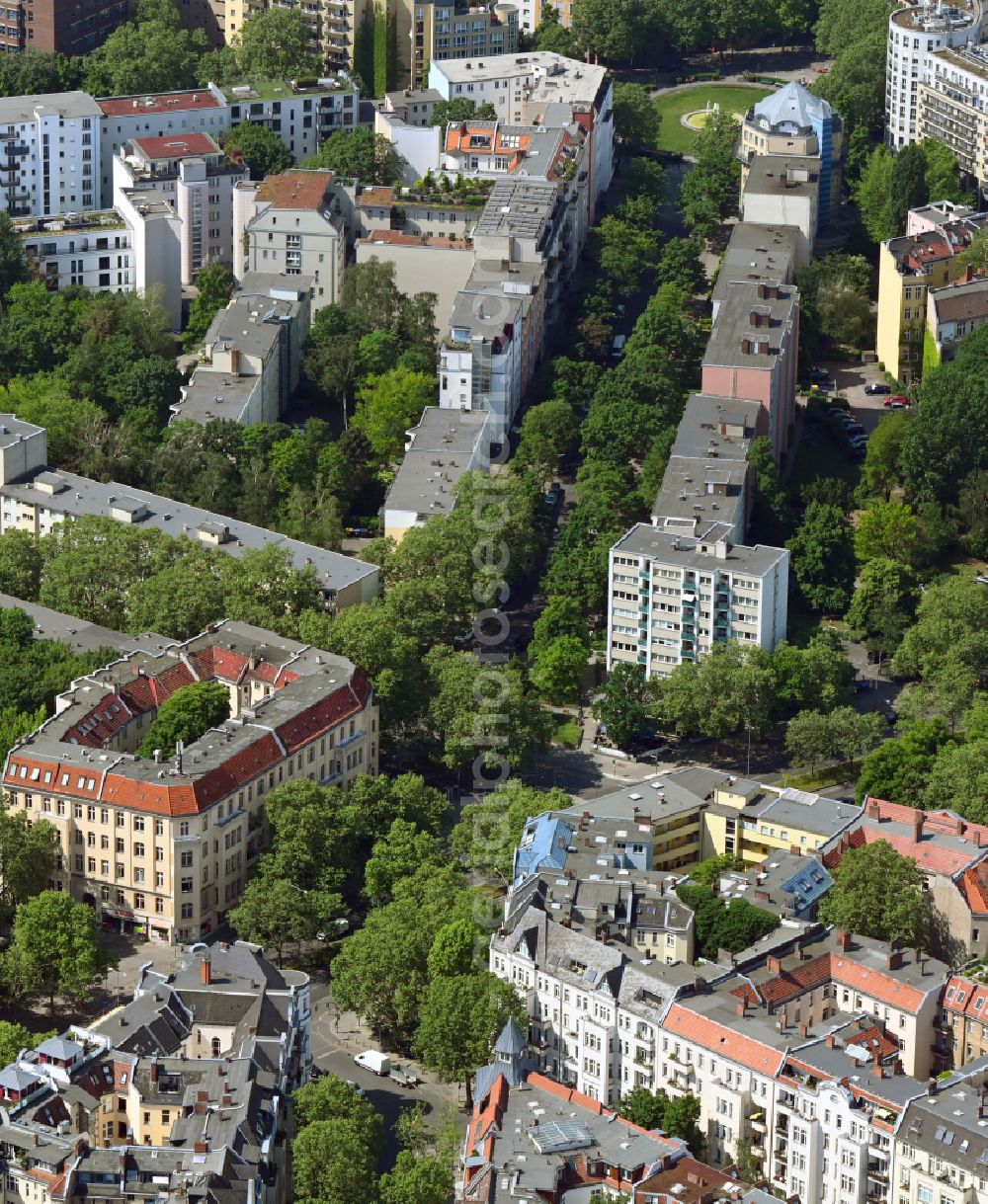 Berlin from above - Residential area of the multi-family house settlement along the Motzstrasse muendend auf den Prager Platz in the district Schoeneberg in Berlin, Germany