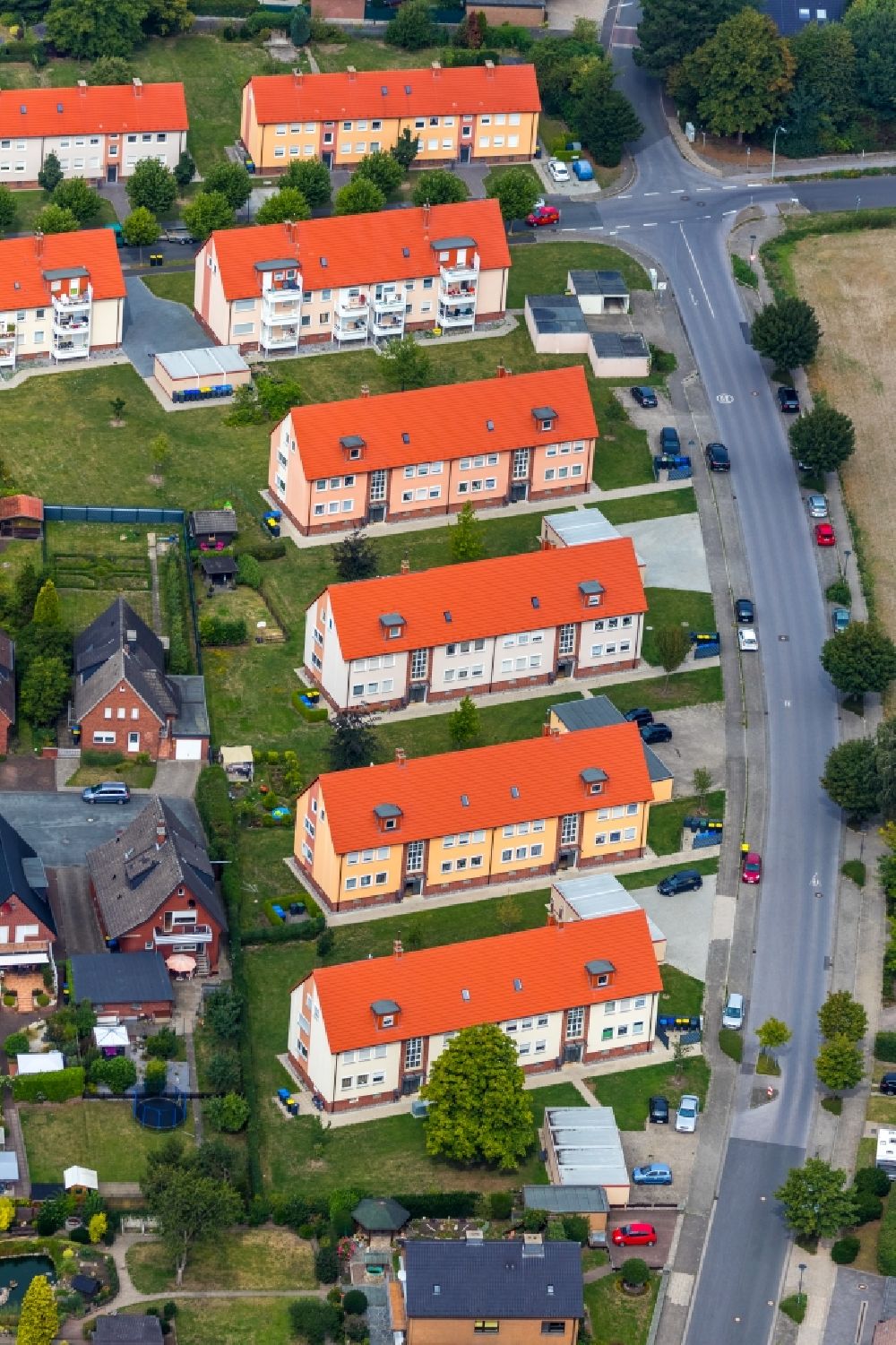 Werne from the bird's eye view: Residential area of the multi-family house settlement along the Ostring in Werne in the state North Rhine-Westphalia, Germany