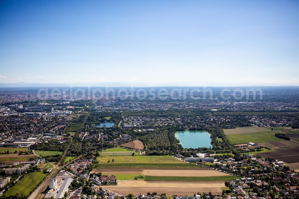 Aerial photograph München - Residential area of the multi-family house Settlement at shore Areas of lake Fasaneriesee in the district Feldmoching-Hasenbergl in Munich in the state Bavaria, Germany