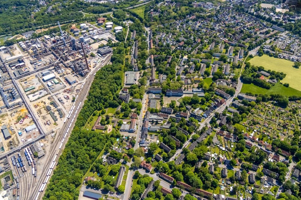 Aerial photograph Gelsenkirchen - Residential area of the multi-family house settlement on Feldhauser strasse in the district Scholven in Gelsenkirchen at Ruhrgebiet in the state North Rhine-Westphalia, Germany
