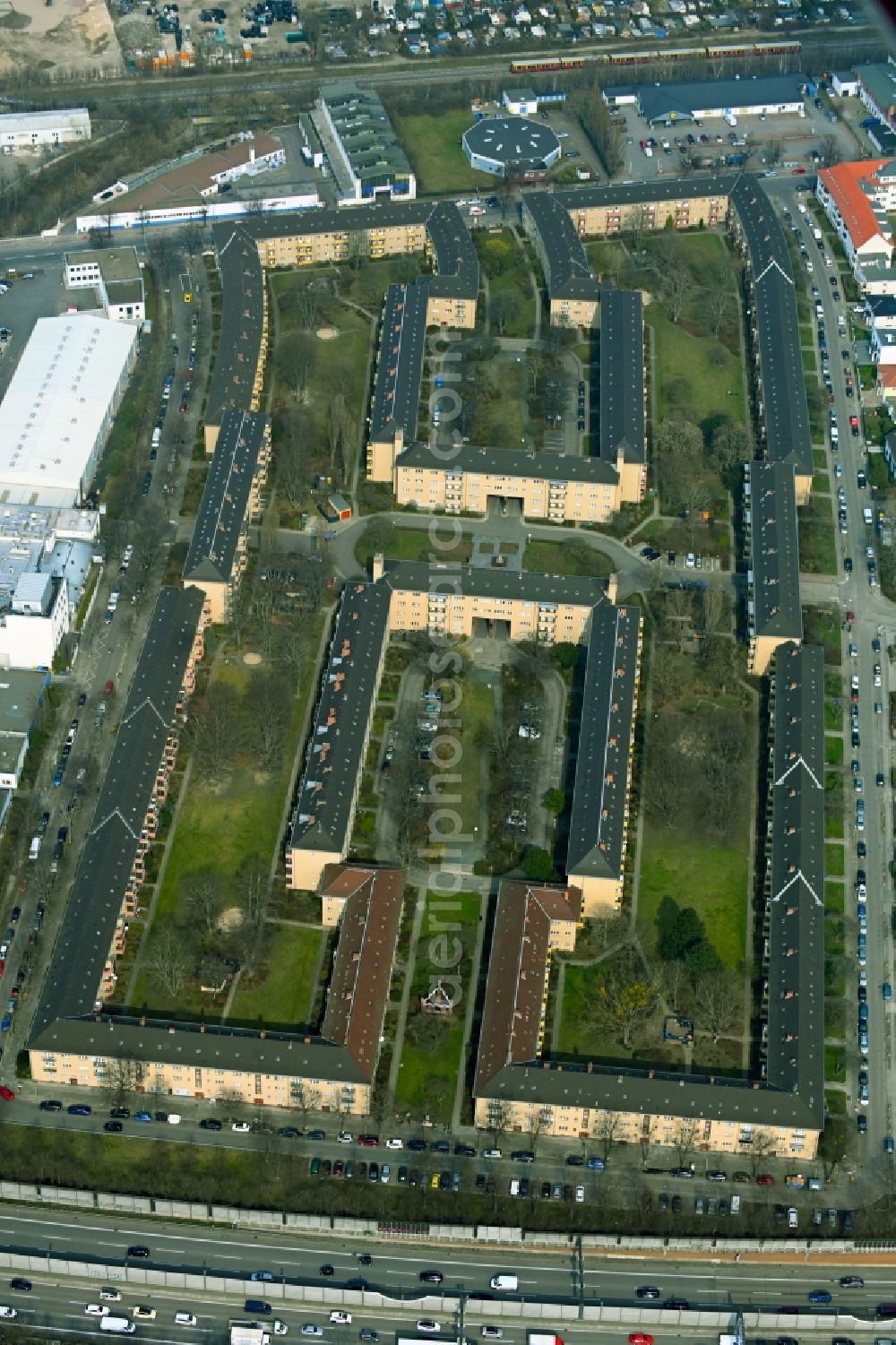 Berlin from the bird's eye view: Residential area of the multi-family house settlement Germaniagarten and Oberlandgarten in the district Tempelhof in Berlin, Germany