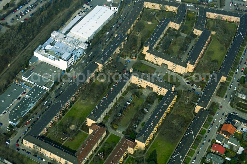 Aerial image Berlin - Residential area of the multi-family house settlement Germaniagarten and Oberlandgarten in the district Tempelhof in Berlin, Germany