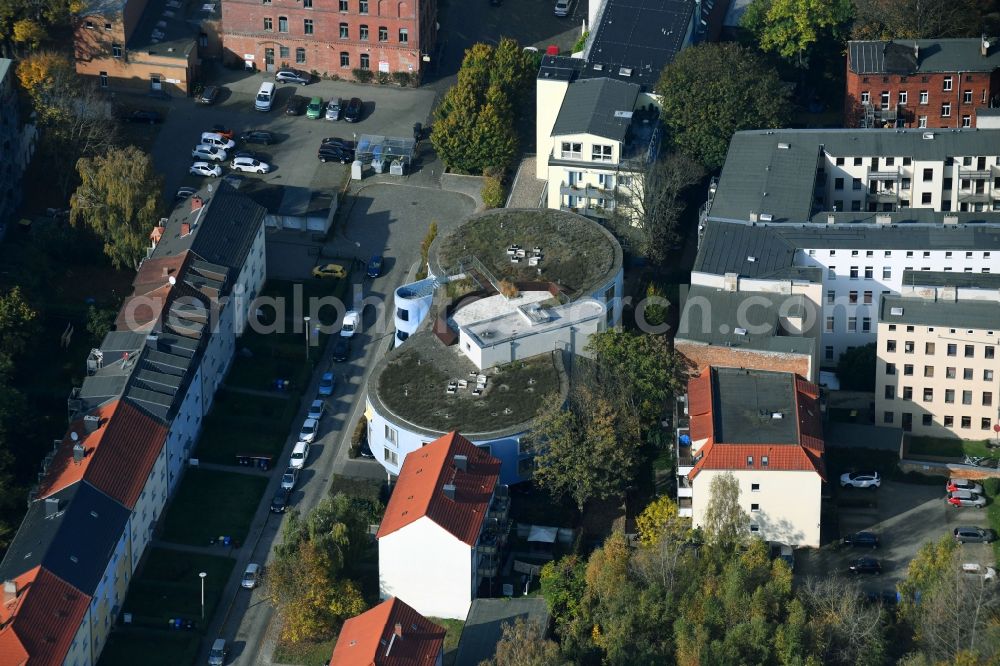 Aerial photograph Magdeburg - Residential area of the multi-family house settlement on GutsMuthsweg in the district Sudenburg in Magdeburg in the state Saxony-Anhalt, Germany