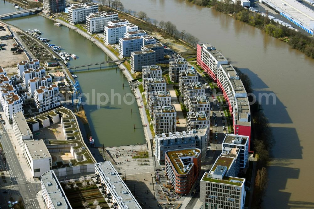 Offenbach am Main from the bird's eye view: Residential area of the multi-family house settlement auf of the Hafeninsel in Offenbach am Main in the state Hesse, Germany