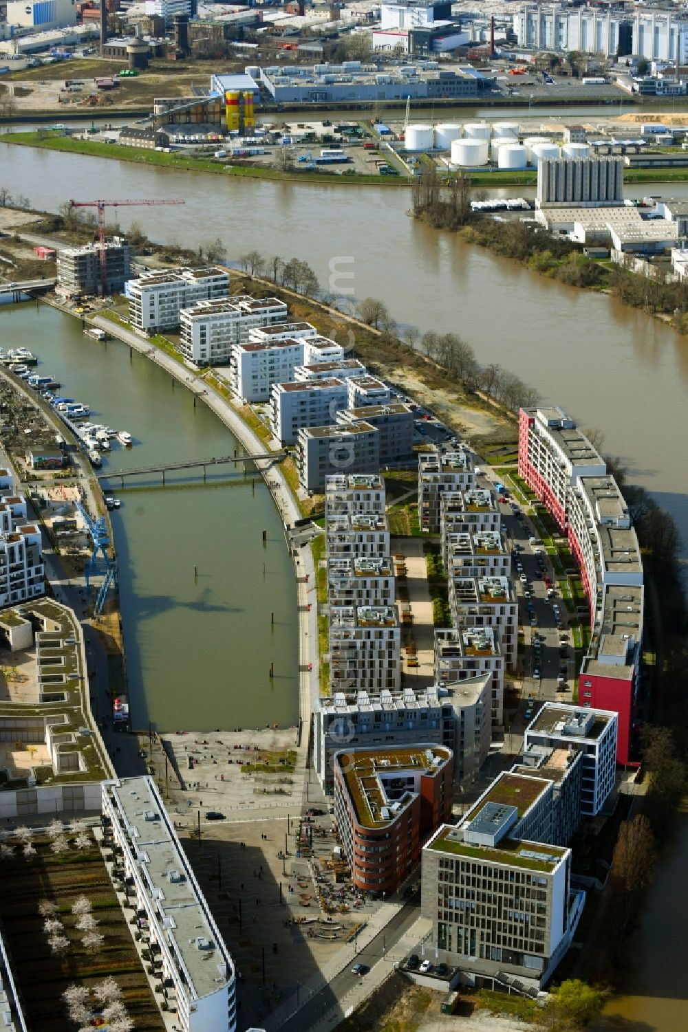 Aerial image Offenbach am Main - Residential area of the multi-family house settlement auf of the Hafeninsel in Offenbach am Main in the state Hesse, Germany