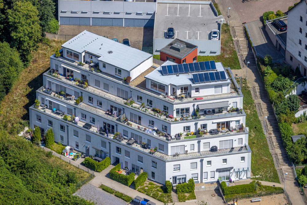 Aerial photograph Velbert - Residential area of the multi-family house settlement in Hanglage in Velbert in the state North Rhine-Westphalia, Germany