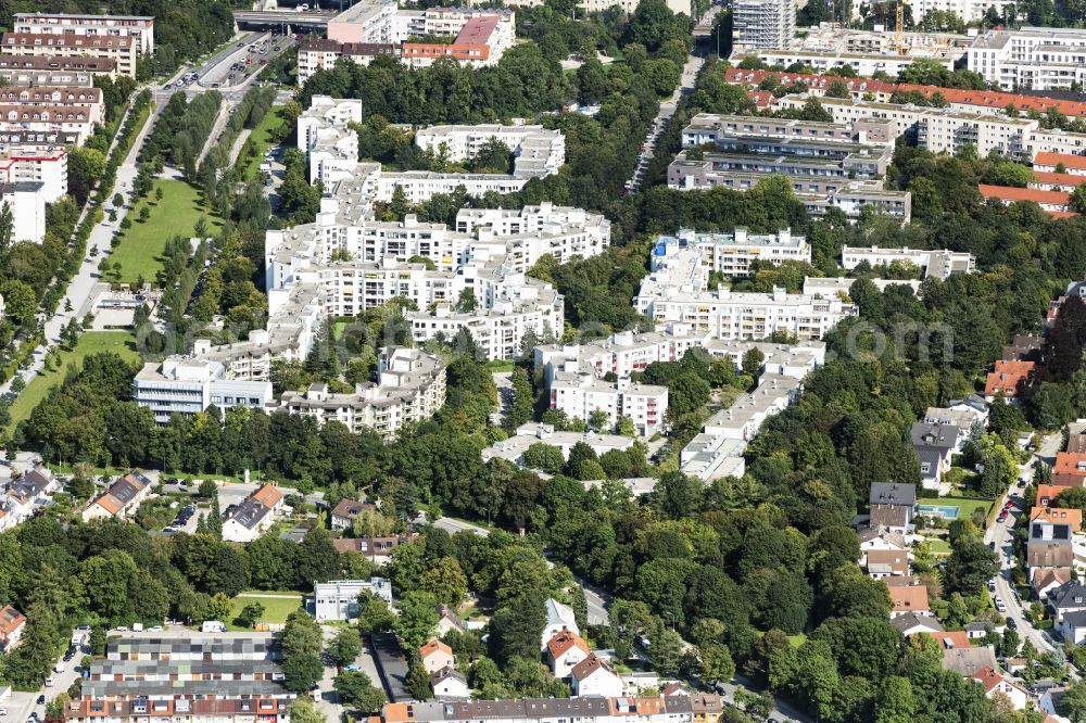 Aerial image München - Residential area of the multi-family house settlement Heckenstaller Park in Munich in the state Bavaria, Germany
