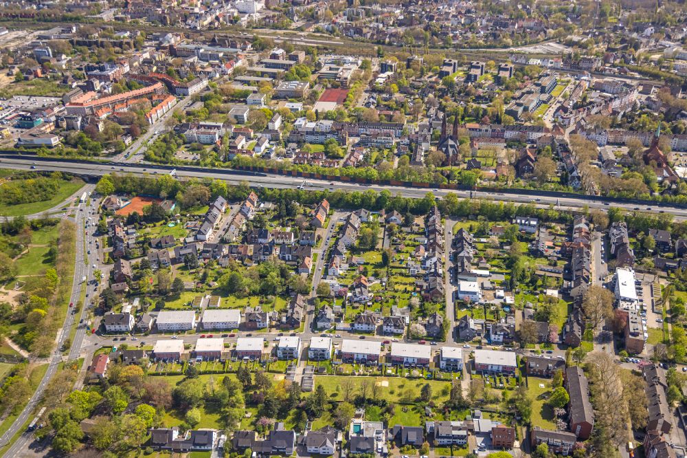 Herne from the bird's eye view: Residential area of the multi-family house settlement on street Schloss-Struenkede-Strasse in Herne at Ruhrgebiet in the state North Rhine-Westphalia, Germany
