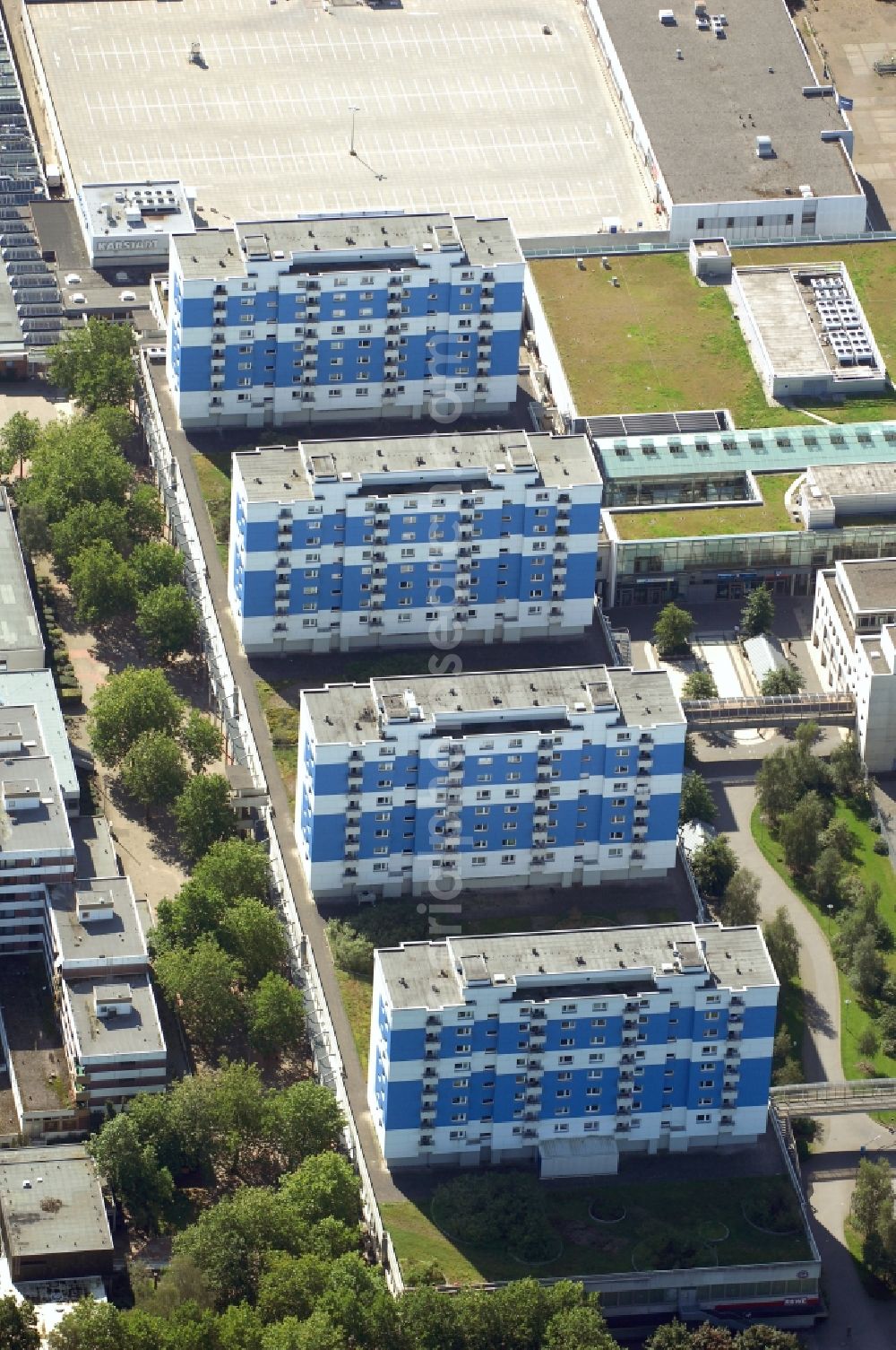 Aerial image Norderstedt - Roof and wall structures in residential area of a multi-family house settlement on Herold Center in Norderstedt in the state Schleswig-Holstein, Germany