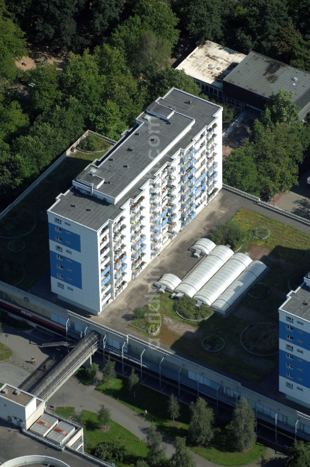 Norderstedt from above - Roof and wall structures in residential area of a multi-family house settlement on Herold Center in Norderstedt in the state Schleswig-Holstein, Germany